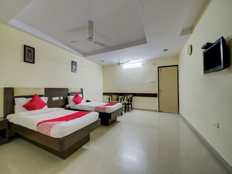 Hotel Oyo 28033 Pradha Grand
