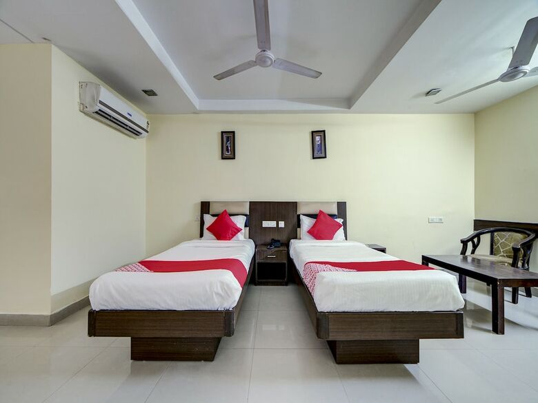 Hotel Oyo 28033 Pradha Grand