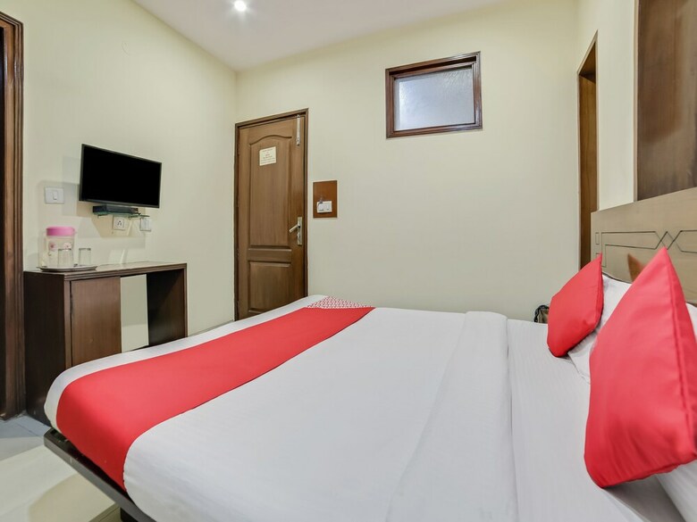 Hotel Oyo 24437 Oxford Deluxe