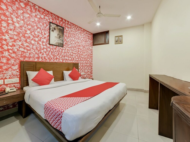 Hotel Oyo 24437 Oxford Deluxe