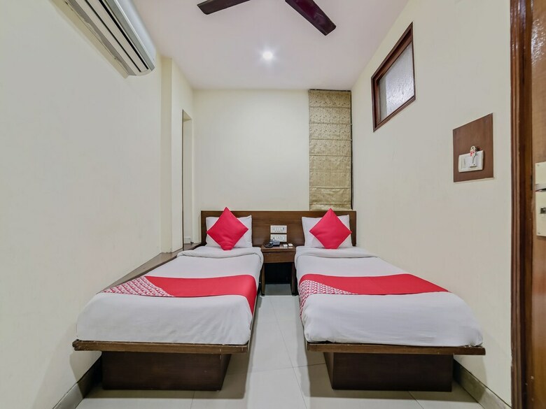 Hotel Oyo 24437 Oxford Deluxe