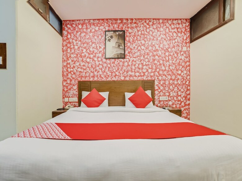 Hotel Oyo 24437 Oxford Deluxe