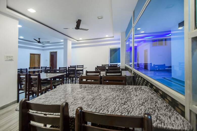 Oyo 18671 Ashirwad Palace Hotel