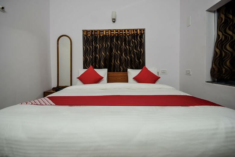 Oyo 18671 Ashirwad Palace Hotel