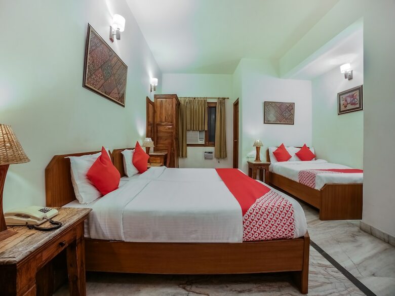 Oyo 27041 Hotel Luna Rosa
