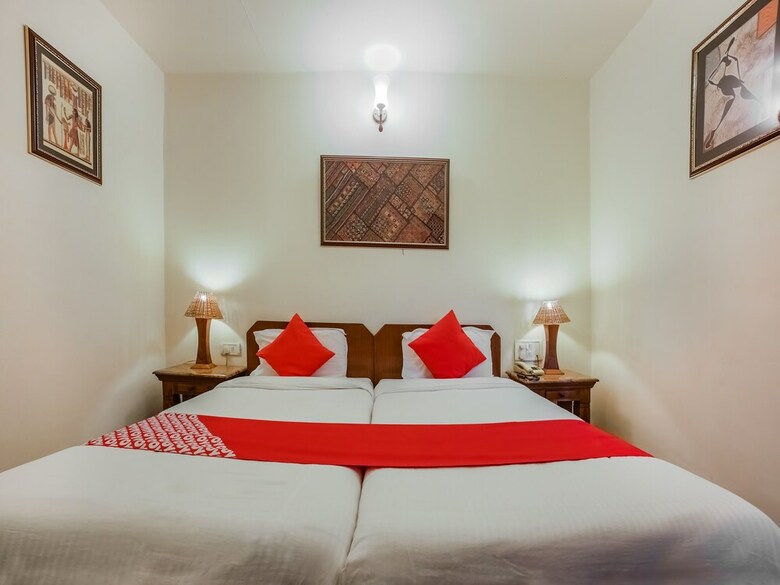 Oyo 27041 Hotel Luna Rosa