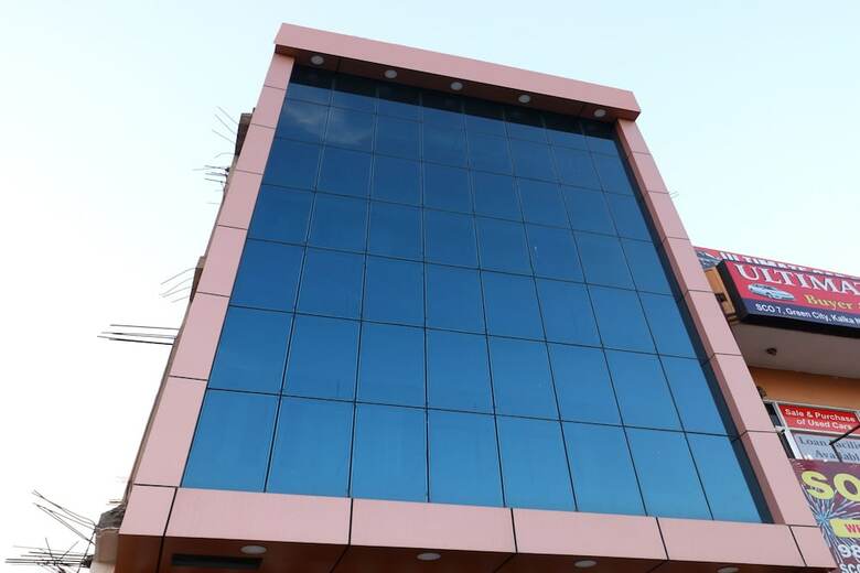 Oyo 27972 Hotel Pakeeza