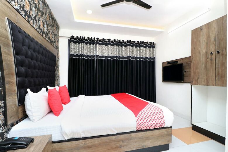Oyo 27972 Hotel Pakeeza
