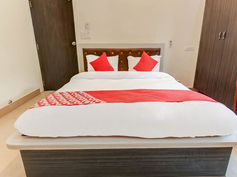 Oyo 28040 Hotel Cg Inn