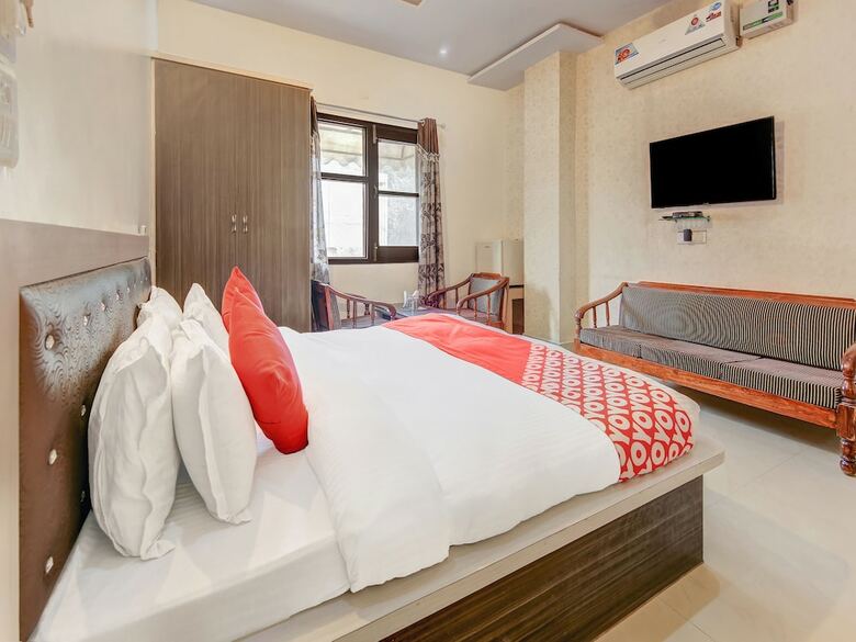 Oyo 28040 Hotel Cg Inn