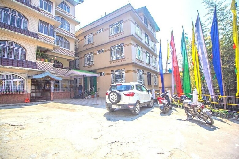 Hotel Finestays Hidden Above