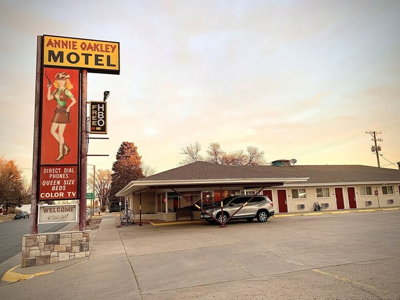 Annie Oakley Motel Oakley