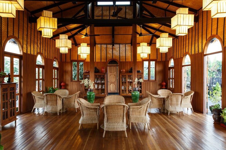 Hotel Inle Heritage Stilt House