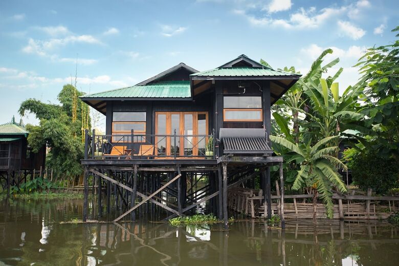 Hotel Inle Heritage Stilt House