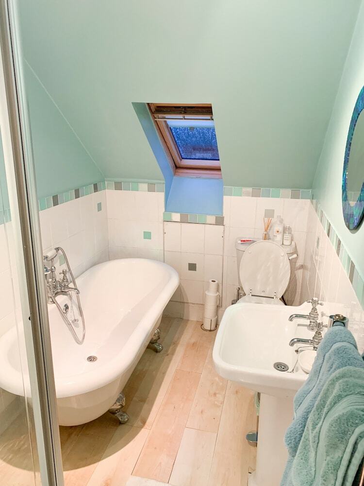 3 Bedroom House With Free Parking