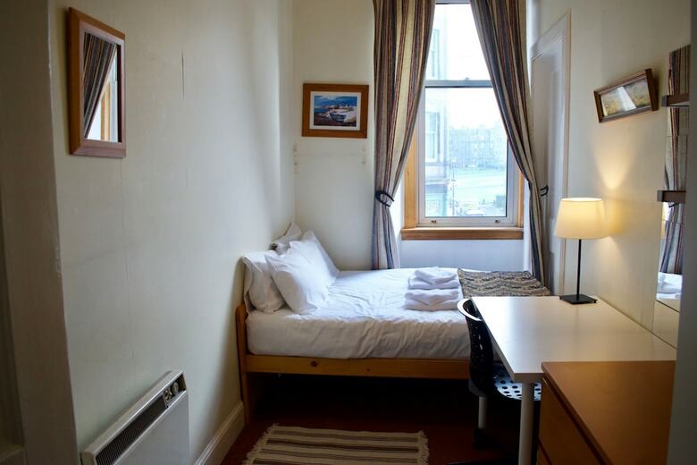 Traditional 3 Bedroom Apartment In Bruntsfield