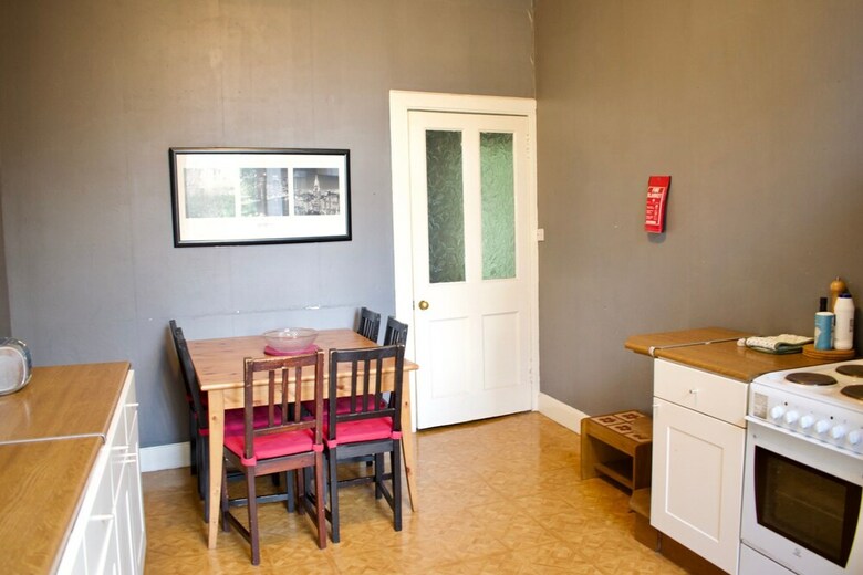 Traditional 3 Bedroom Apartment In Bruntsfield