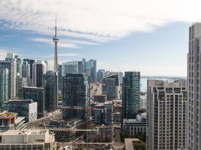 Modern 2 Bedroom Condo With Cn Tower Views