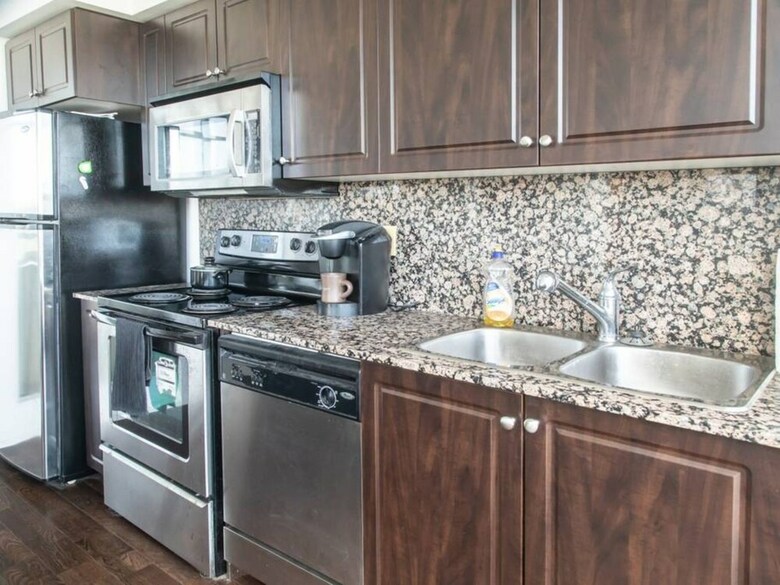 Modern 2 Bedroom Condo With Cn Tower Views