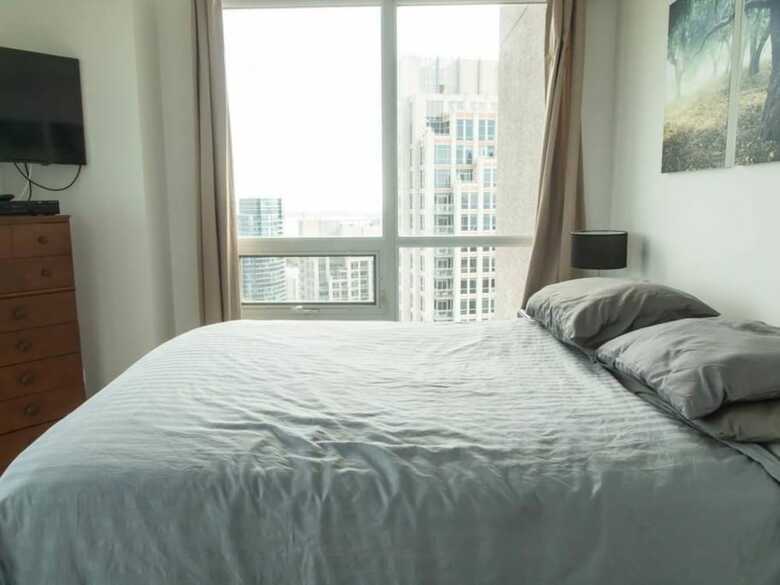 Modern 2 Bedroom Condo With Cn Tower Views