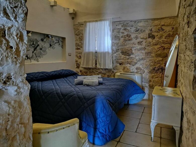 Trullo Madia With Shared Jacuzzi For A Memorable Stay In Nature And Relax