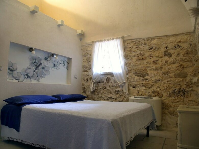 Trullo Madia With Shared Jacuzzi For A Memorable Stay In Nature And Relax