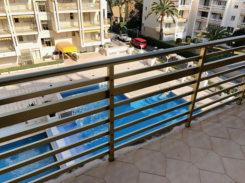 T&h Novelty 415 Family Apartment
