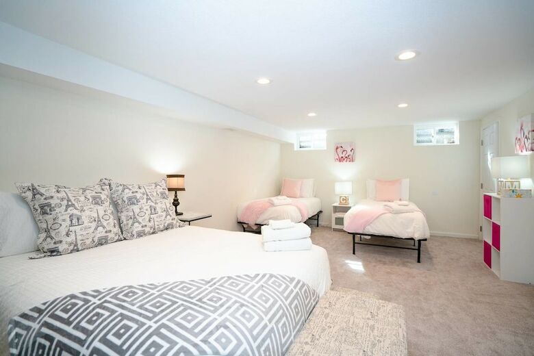 The Meadowlark Manor Spacious Backyard + Hot Tub