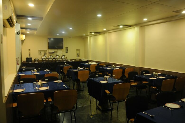 Jk Rooms 104 Hotel Madhav International
