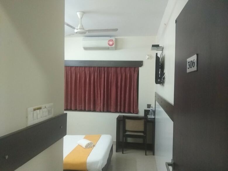 Hotel Jk Rooms 141 Peanut -nr Central Mall