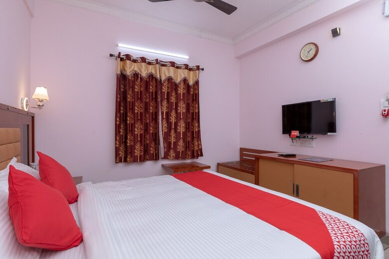 Hotel Oyo 17224 Swarnam Residency