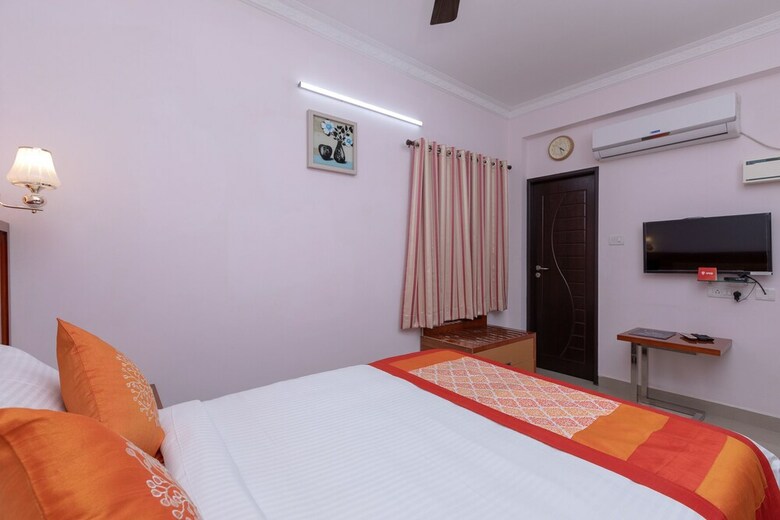 Hotel Oyo 17224 Swarnam Residency