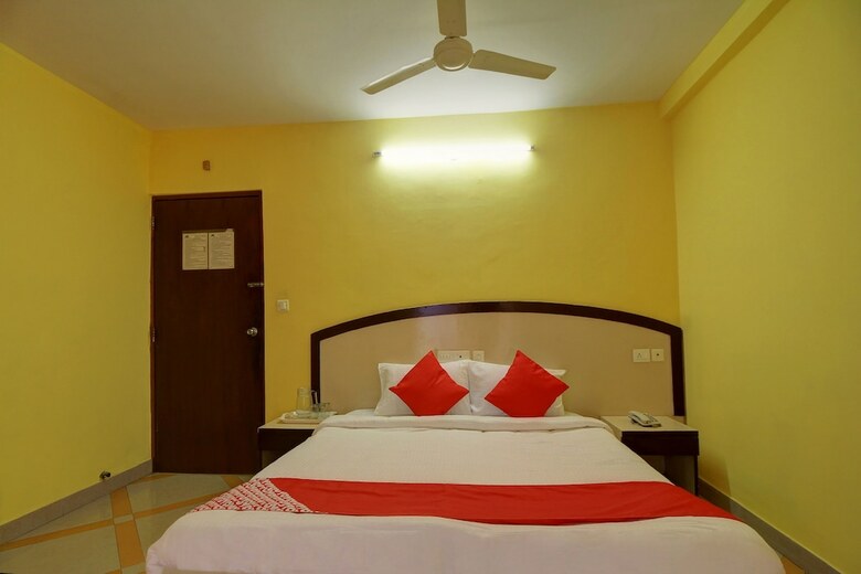 Hotel Oyo 18976 Mascot Inn