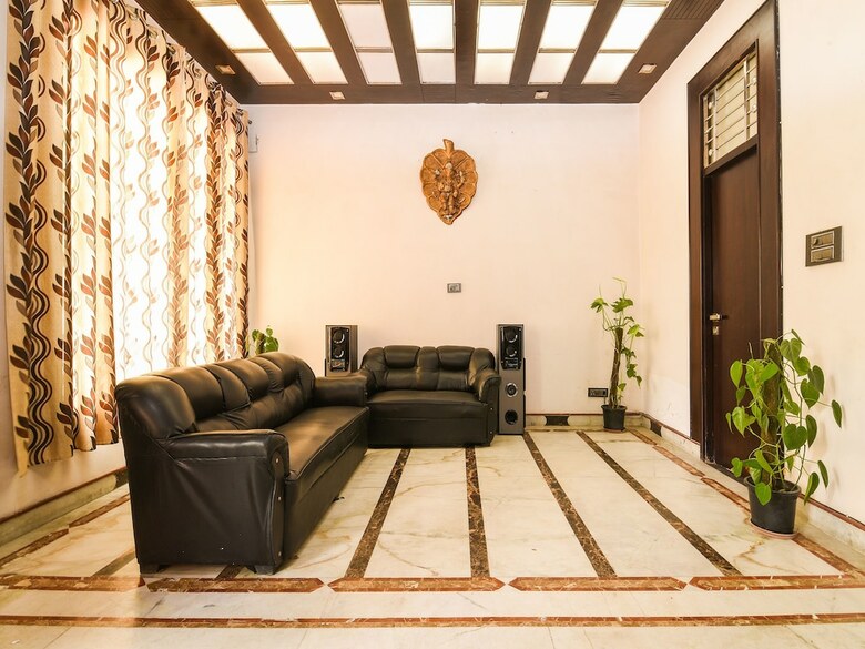 Hotel Oyo 15407 Home Feeling Accomodation
