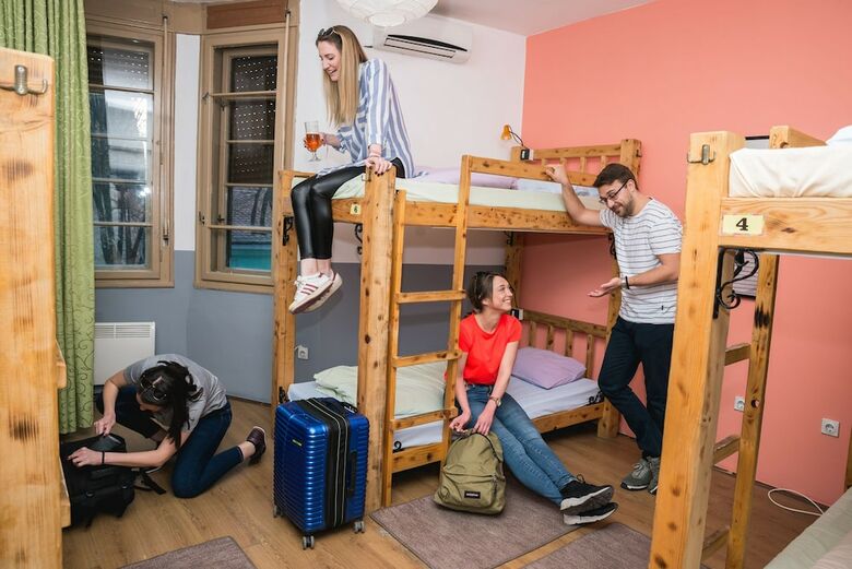 Hostal Reveller's Hostel