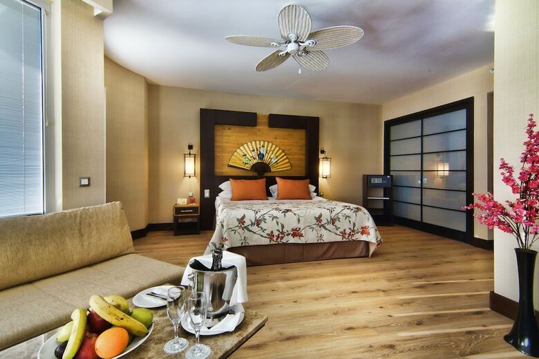 Limak Lara Deluxe Hotel & Resort