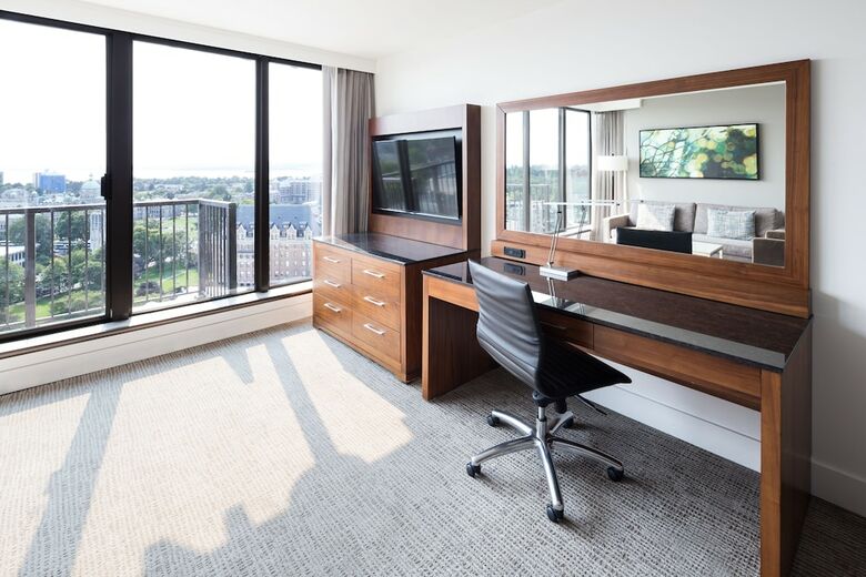 Doubletree By Hilton Hotel & Suites Victoria