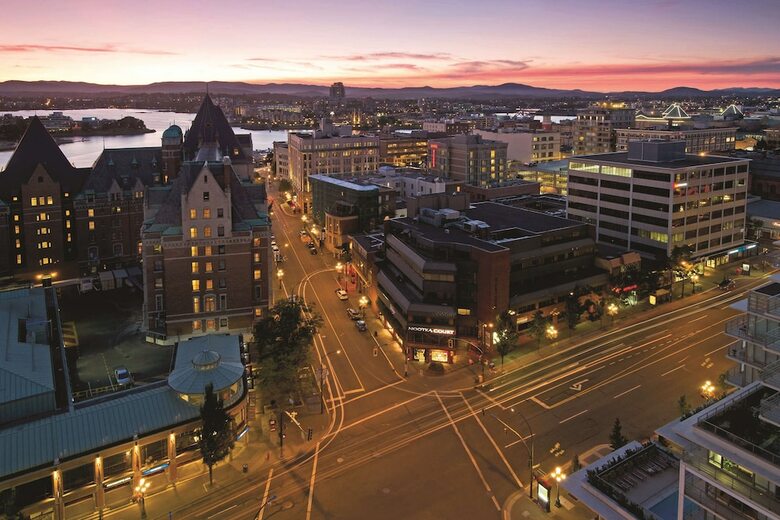 Doubletree By Hilton Hotel & Suites Victoria