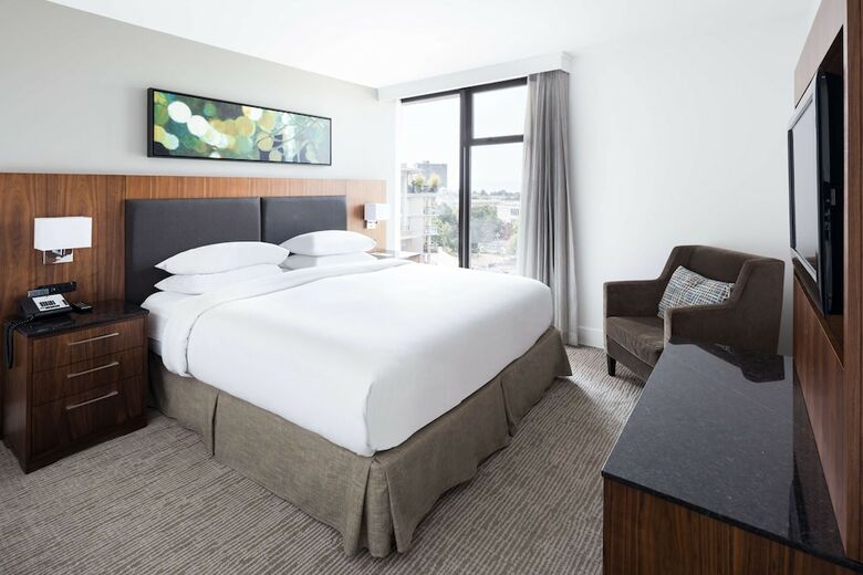 Doubletree By Hilton Hotel & Suites Victoria