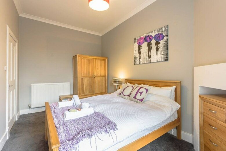 Two Bedroom City Centre Apartment In Edinburgh