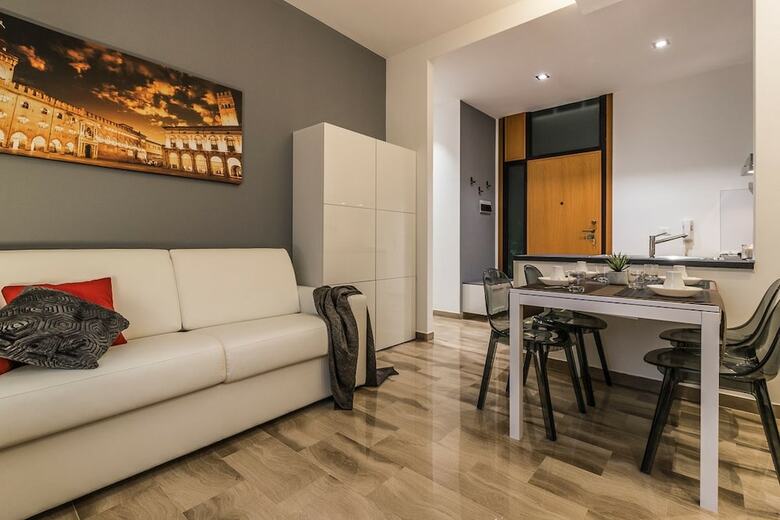 Ugo Bassi Apartments