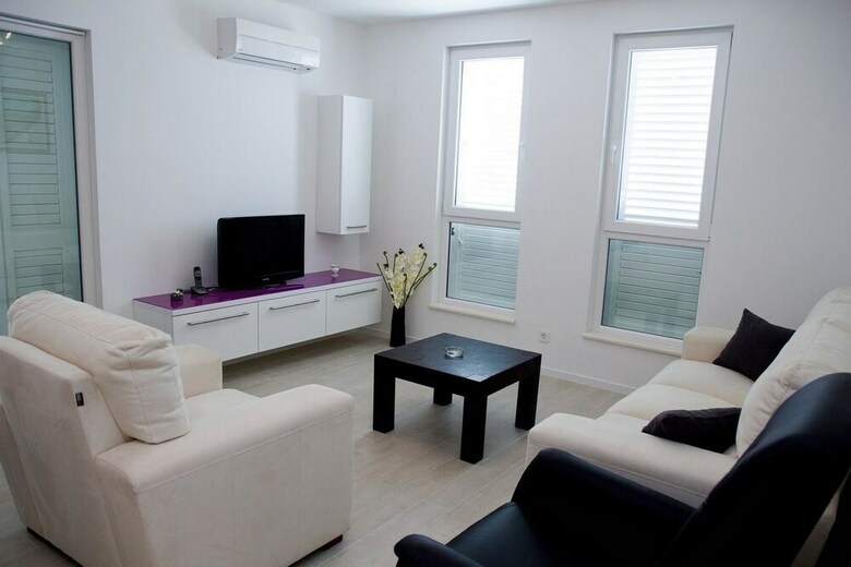 Spacious Beachfront Apartments Tanita
