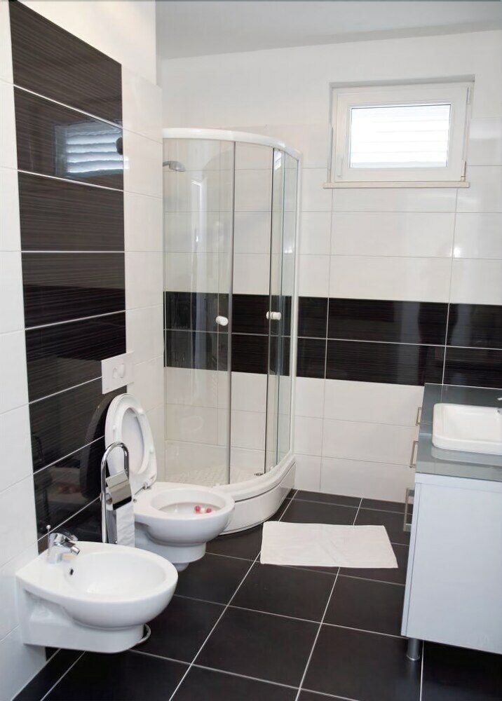Spacious Beachfront Apartments Tanita