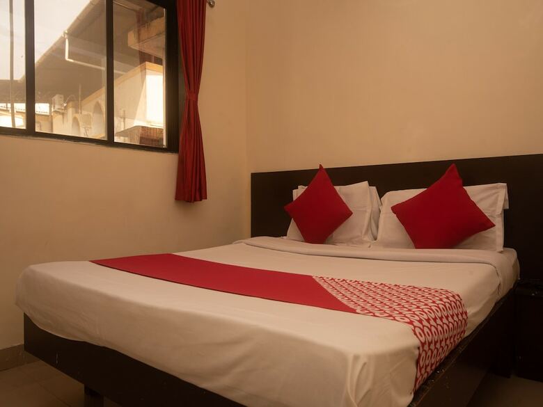 Hotel Oyo 23285 The Diplomat Lodging