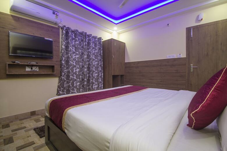Oyo 25007 Hotel Royal Garden
