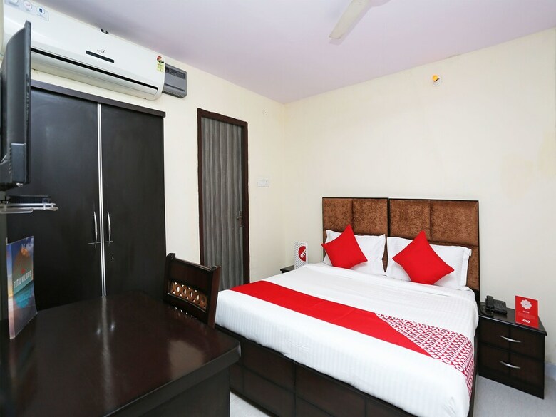 Oyo 15738 Hotel Awesome Villa