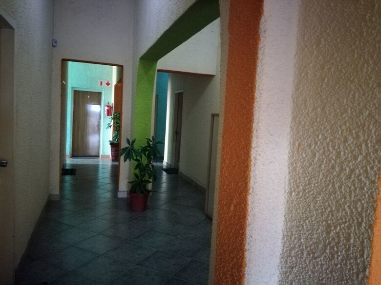 Hotel Queens Lodge And Backpackers Den