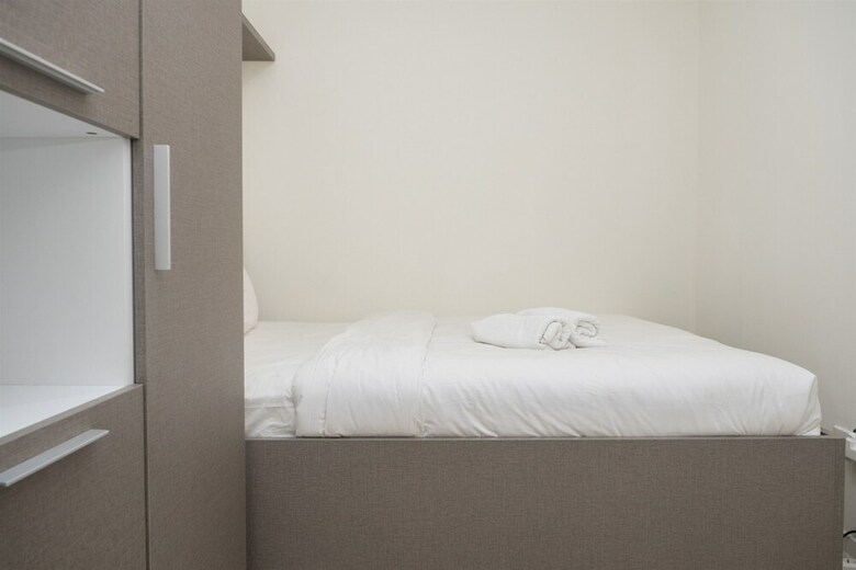 Modern 2br Apartment At Parahyangan Residence