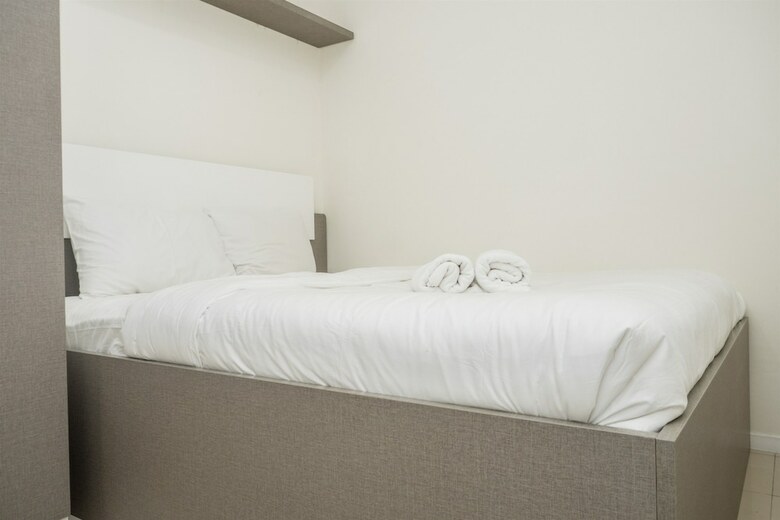 Modern 2br Apartment At Parahyangan Residence