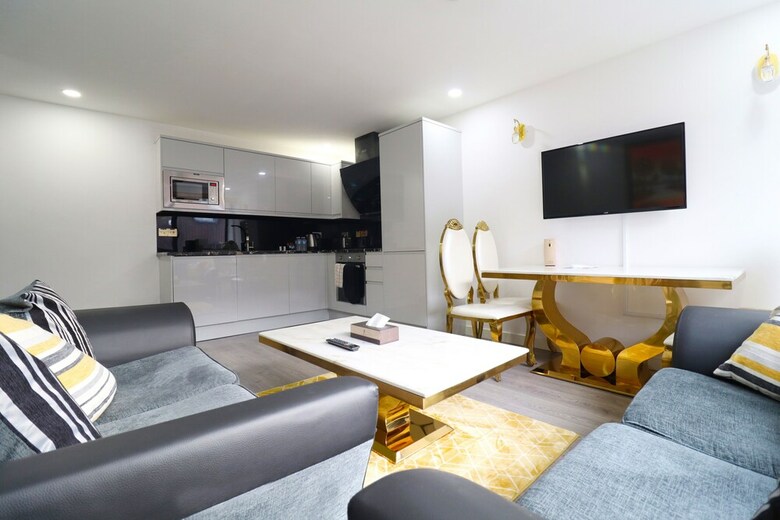 Queen Stay Apartments